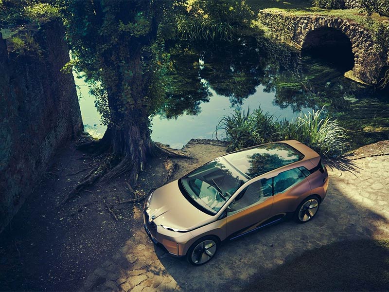 اضغط لمشاهدة الفيديو: بي إم دبليو تستعرض سيارة المستقبل!